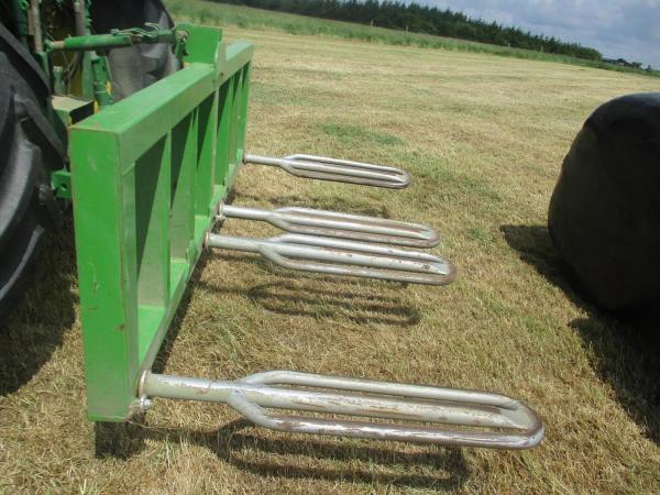 Double Paddle Bale Handler Double Paddle Bale Handler